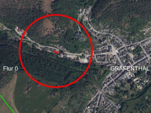 Umgebungsskizze - Bewachsene Hoffläche hinter Garagen- und Nebengebäuden