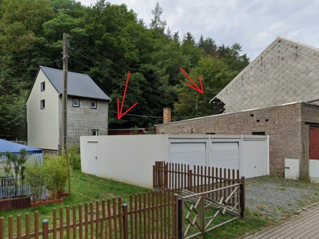 Blick auf Umgebung und Lage des Verkaufsflurstücks - Bewachsene Hoffläche hinter Garagen- und Nebengebäuden