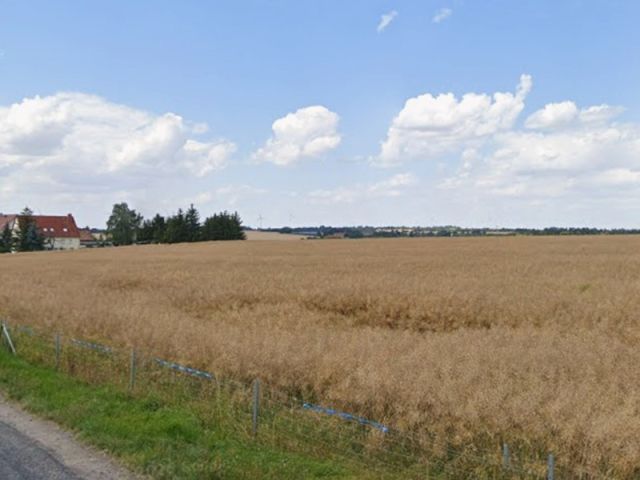 Blick auf Umgebung Richtung Verkaufsgegenstand - Kleines Grundstück mit Wasserspeicher in Rothschönberg westlich von Dresden