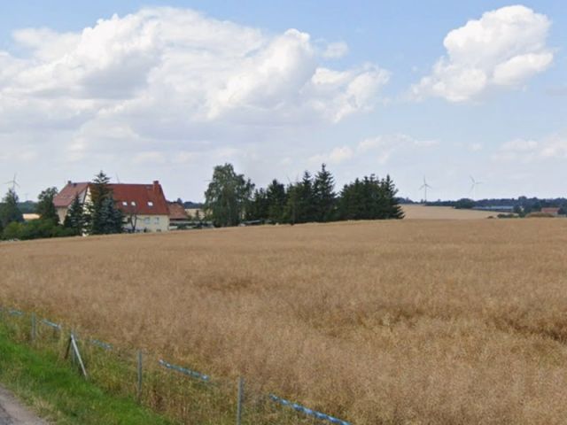 Blick Richtung Verkaufsgegenstand und auf die Umgebung - Kleines Grundstück mit Wasserspeicher in Rothschönberg westlich von Dresden