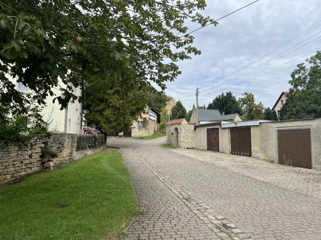 Umgebung mit Blick Richtung Verkaufsobjekt - Ruinöses Wohnhaus mit ehemaliger Garage nahe der B180 & unweit der Landesgrenze zu Thüringen