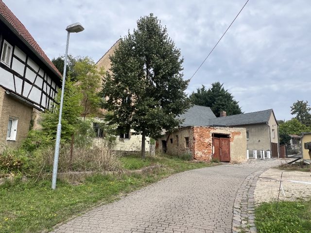 Verkaufsobjekt und Umgebung - Ruinöses Wohnhaus mit ehemaliger Garage nahe der B180 & unweit der Landesgrenze zu Thüringen