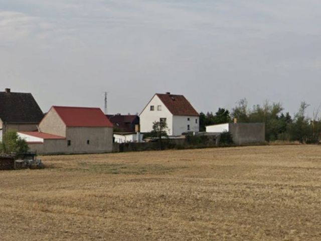 Blick von der Siedlungsstraße auf die Verkaufsfläche und die Umgebung - Ackerland, angrenzend an Wohnbebauung, im Südwesten Brandenburgs - vertragslose Nutzung