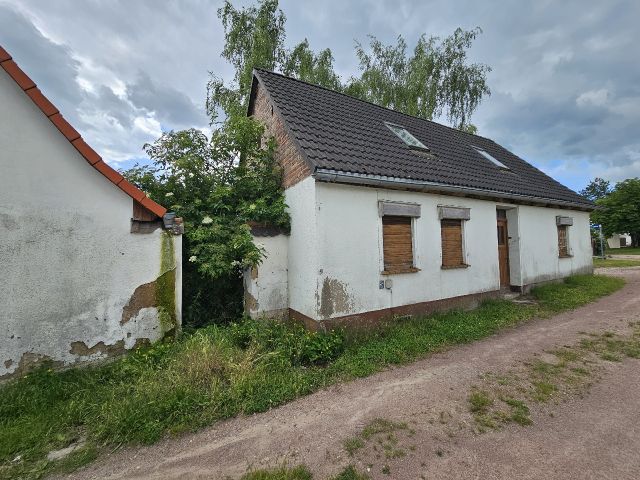Blick auf das ehemalige Wohnhaus rechts und Nachbarbebauung links - Ehemaliges Wohnhaus **nördlich von Halle (Saale) & etwa 5 km vom Seebad Edderitz entfernt**