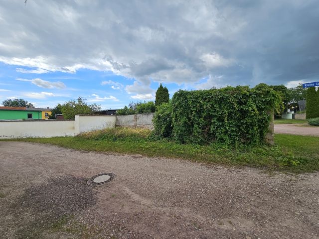 Blick auf das Flurstück 23/30 - Grünfläche mit kleinem Gebäude - Ehemaliges Wohnhaus **nördlich von Halle (Saale) & etwa 5 km vom Seebad Edderitz entfernt**