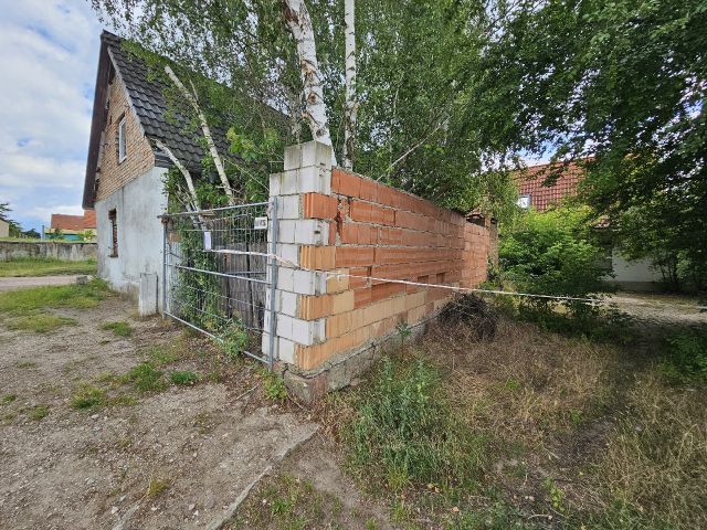 Rückwärtiger Bereich mit Mauer und Sicherheitszaun - Ehemaliges Wohnhaus **nördlich von Halle (Saale) & etwa 5 km vom Seebad Edderitz entfernt**