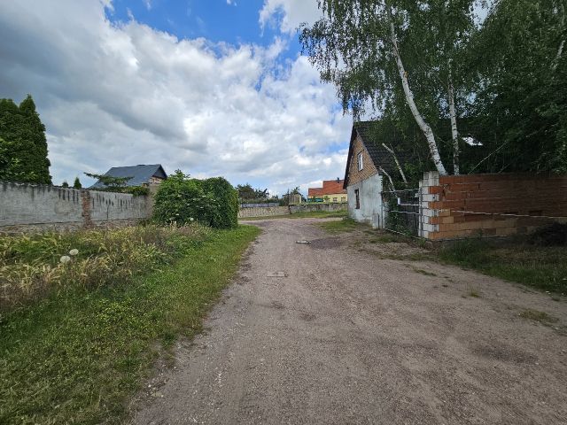 Blick auf das Verkaufsobjekt und die Umgebung - Ehemaliges Wohnhaus **nördlich von Halle (Saale) & etwa 5 km vom Seebad Edderitz entfernt**