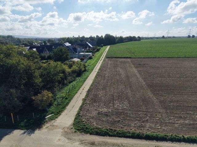 Blick auf Verkaufsfläche und Umgebung - Ackerfläche gegenüber einer Wohnsiedlung in Koslar ca. 50 km westlich von Köln