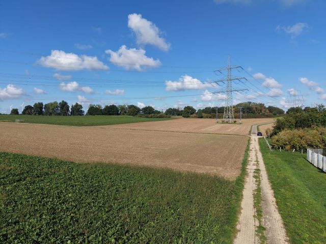 Blick auf Verkaufsfläche und Umgebung - Ackerfläche gegenüber einer Wohnsiedlung in Koslar ca. 50 km westlich von Köln