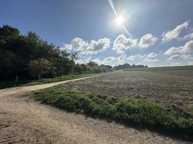Blick auf Verkaufsfläche und Umgebung - Ackerfläche gegenüber einer Wohnsiedlung in Koslar ca. 50 km westlich von Köln