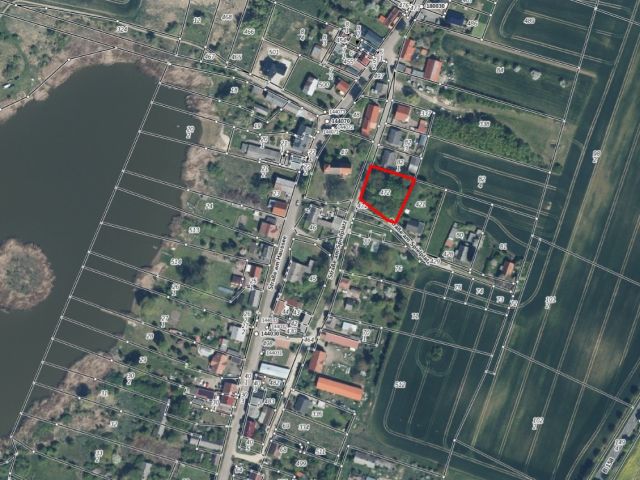 Lageskizze mit Umgebung und Luftbildunterlegung - Grundstück im Ortskern & Innenbereich gemäß § 34 BauGB *direkte Lage neben der alten Dorfkirche + nahe dem Haussee*