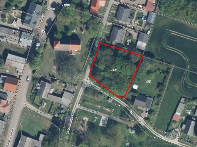 Lageskizze mit Luftbildunterlegung - Grundstück im Ortskern & Innenbereich gemäß § 34 BauGB *direkte Lage neben der alten Dorfkirche + nahe dem Haussee*