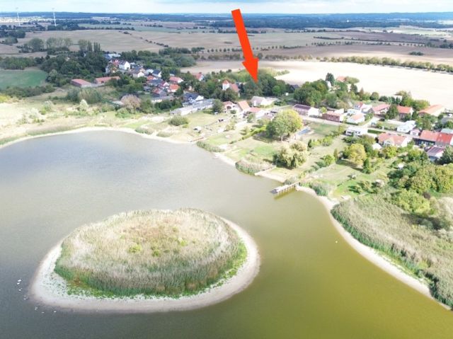 Umgebung mit Lage der Verkaufsfläche - Grundstück im Ortskern & Innenbereich gemäß § 34 BauGB *direkte Lage neben der alten Dorfkirche + nahe dem Haussee*