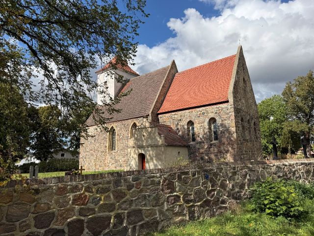 Umgebung - Dorfkirche - Grundstück im Ortskern & Innenbereich gemäß § 34 BauGB *direkte Lage neben der alten Dorfkirche + nahe dem Haussee*