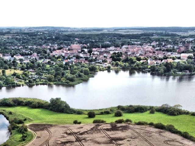 Umgebung - Grundstück im Ortskern & Innenbereich gemäß § 34 BauGB *direkte Lage neben der alten Dorfkirche + nahe dem Haussee*