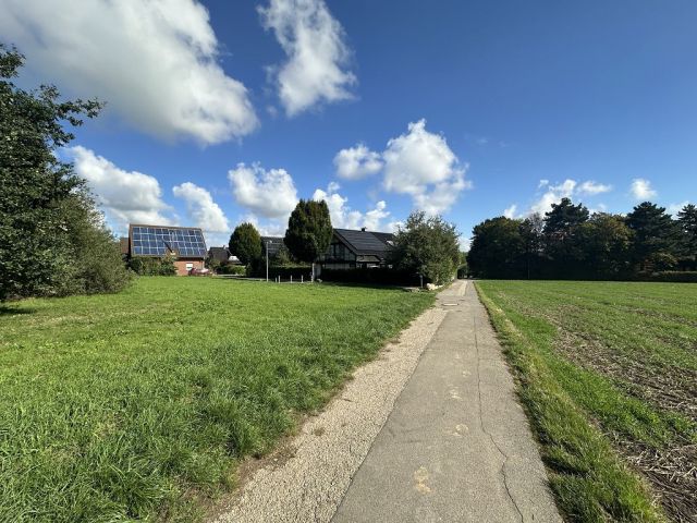 Blick auf die Umgebung - Ackerfläche am Ortsrand von Koslar ca. 50 km von Köln entfernt