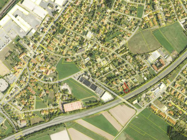 Lageskizze mit Umgebung und Luftbildunterlegung - Grundstück neben Mehrfamilienhäusern im Innenbereich *Lage in Oberfranken mit Top Verkehrsanbindung*