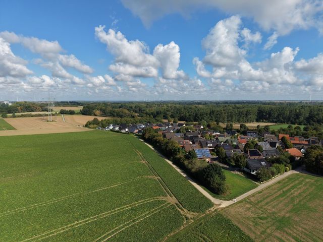 Blick auf Verkaufsfläche und Umgebung - Ackerfläche gegenüber von Wohnbebauung ca. 50 km von Köln entfernt