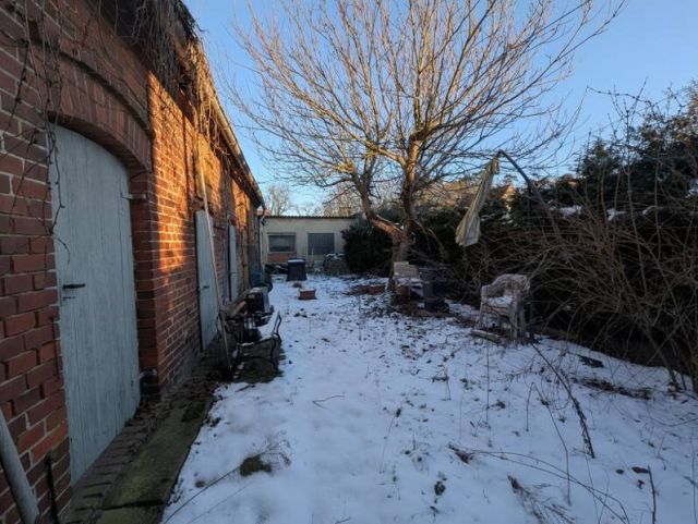 Garten mit Blick auf die Nebengebäuden - Einfamilienhaus mit Anbau, Wintergarten & Nebengebäuden nördlich der Landeshauptstadt Magdeburg +ruhige Lage+