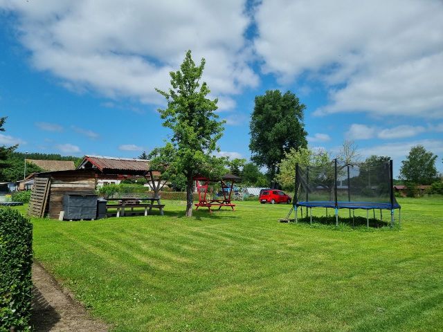 Blick auf Verkaufsfläche und Umgebung - Vertragslos genutztes Grundstück innerhalb einer Gartenanlage **etwa 30 km von der Erfurter Altstadt entfernt**