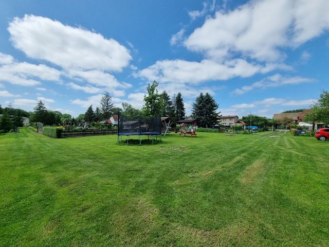 Blick auf Verkaufsfläche und Umgebung - Vertragslos genutztes Grundstück innerhalb einer Gartenanlage **etwa 30 km von der Erfurter Altstadt entfernt**