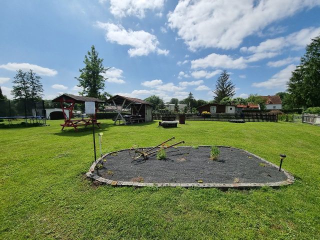 Aufbauten und Anpflanzungen in Fremdeigentum - Vertragslos genutztes Grundstück innerhalb einer Gartenanlage **etwa 30 km von der Erfurter Altstadt entfernt**