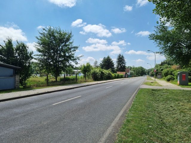 Blick in die Erfurter Straße - Vertragslos genutztes Grundstück innerhalb einer Gartenanlage **etwa 30 km von der Erfurter Altstadt entfernt**