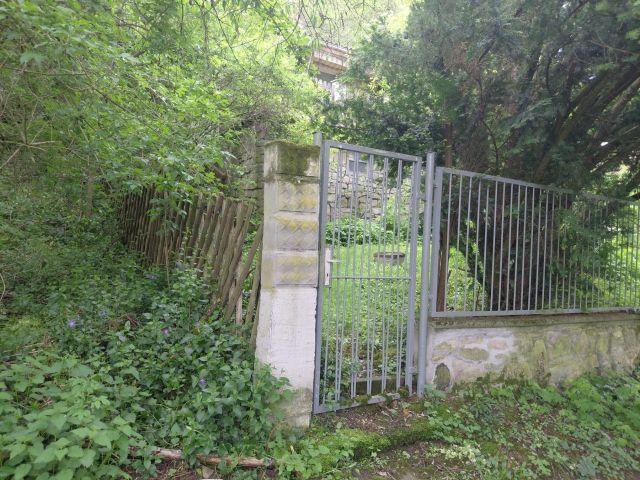 Blick auf Verkaufsfläche links und Nachbargrundstück - Vertragsfreie naturbelassene Fläche zwischen Erholungsgrundstücken mit älterer Bebauung südwestlich der Burg Camburg