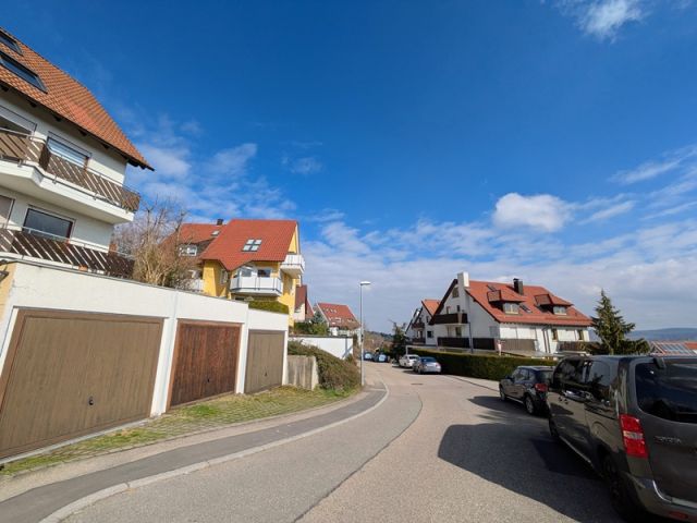 Ansicht Kammhaldenweg und die Umgebungsbebauung - Fläche für Freizeitgärten: Ufergrundstück am ´Heiligenbach´ neben Wohnbebauung in Stuttgart-Heumaden