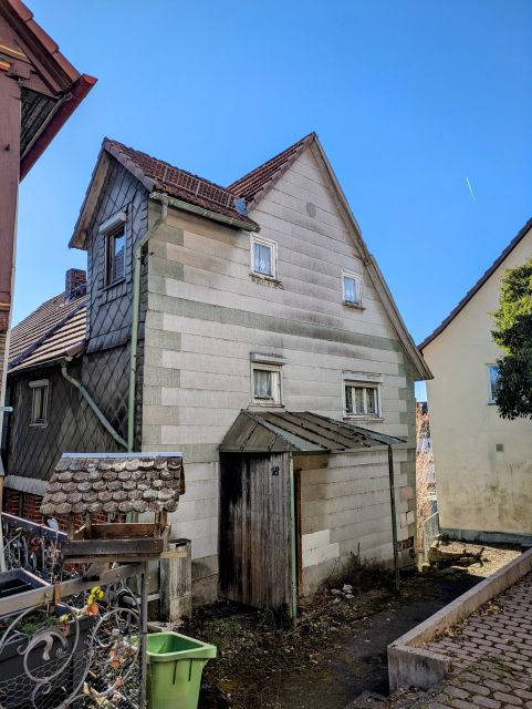 Blick auf Verkaufsobjekt und Nachbarbebauung - Leerstehendes Einfamilienhaus im historischen Ortskern von Rabenau - Londorf in Hessen