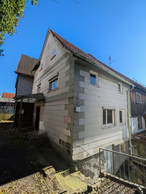 Blick auf Verkaufsobjekt und Nachbarbebauung - Leerstehendes Einfamilienhaus im historischen Ortskern von Rabenau - Londorf in Hessen