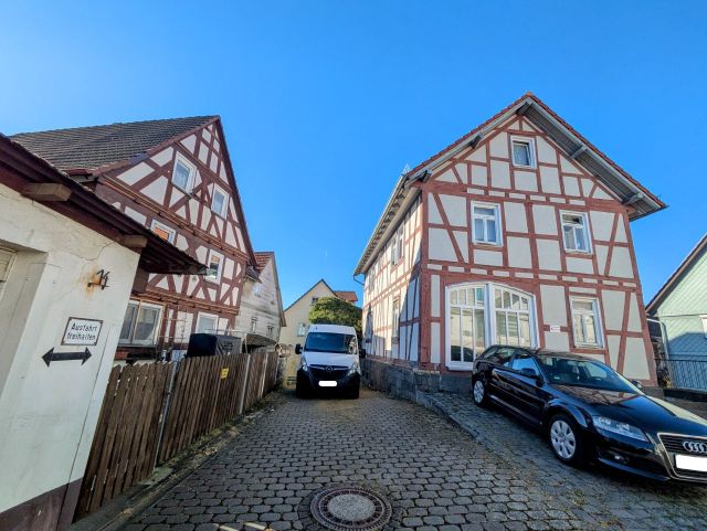 Blick Richtung Verkaufsgegenstand linke Seite, auf die Zuwegung über Nachbargrundstück Kirchgasse 7 und die Nachbarbebauungen - Leerstehendes Einfamilienhaus im historischen Ortskern von Rabenau - Londorf in Hessen