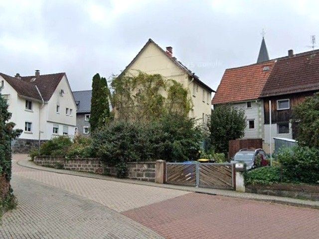 Blick von der Friedenstraße Richtung Verkaufsgegenstand und die Umgebung - Leerstehendes Einfamilienhaus im historischen Ortskern von Rabenau - Londorf in Hessen