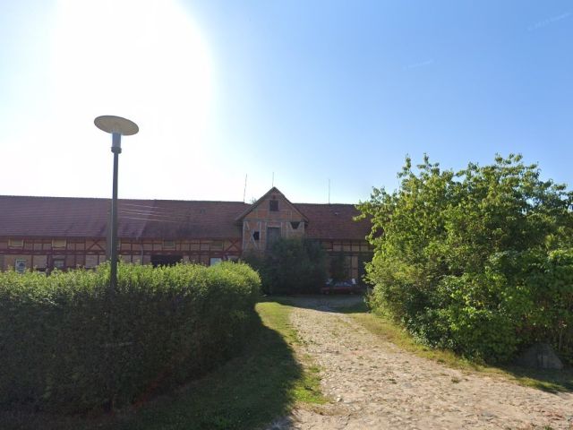 Blick auf den Verkaufsgegenstand - Denkmalgeschützes Spritzenhaus (Teil eines ehemaligen Pferdestalls) **stark geschädigter baulicher Zustand**