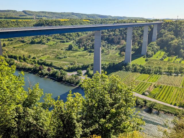 Blick auf die Moseltalbrücke und Umgebung - Vertragsfreies Grundstück in der Weinlage ´Winningen-Uhlen´ **östlich der ´Mosel´ und nahe der Moseltalbrücke**
