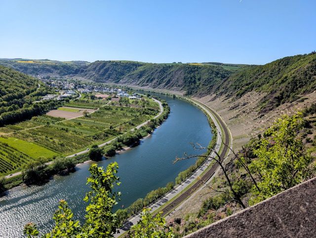 Blick in die Umgebung - Vertragsfreies Grundstück in der Weinlage ´Winningen-Uhlen´ **östlich der ´Mosel´ und nahe der Moseltalbrücke**
