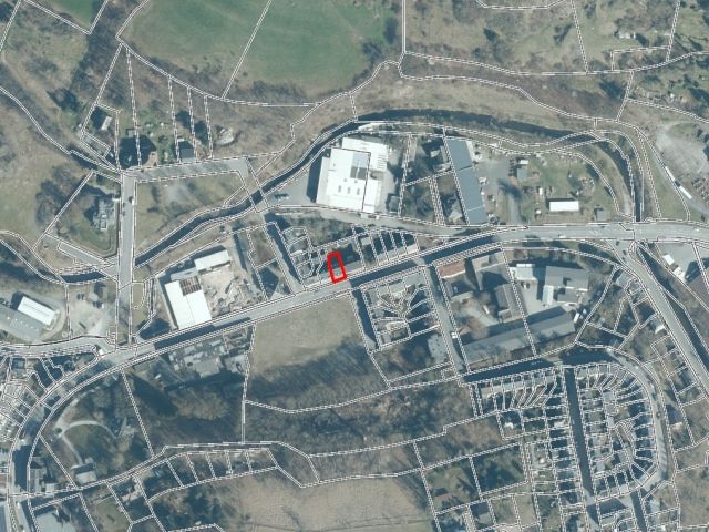 Lageskizze mit Umgebung und Luftbildunterlegung - Leerstehendes, stark sanierungsbedürftiges Mehrfamilienhaus **etwa 1,5 km vom Schloss Netzschkau entfernt**
