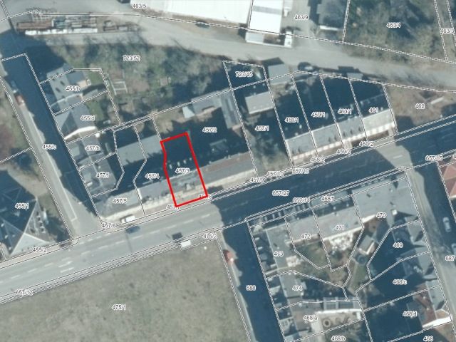 Lageskizze mit Luftbildunterlegung - Leerstehendes, stark sanierungsbedürftiges Mehrfamilienhaus **etwa 1,5 km vom Schloss Netzschkau entfernt**