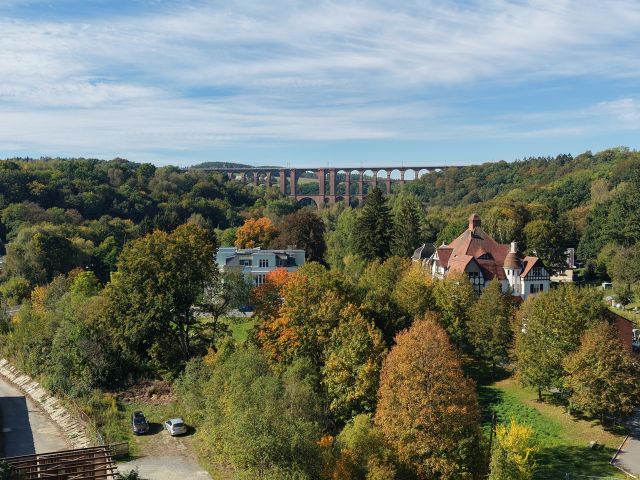 Umgebung - Leerstehendes, stark sanierungsbedürftiges Mehrfamilienhaus **etwa 1,5 km vom Schloss Netzschkau entfernt**