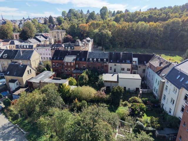 Rückansicht Verkaufsobjekt und Umgebung - Leerstehendes, stark sanierungsbedürftiges Mehrfamilienhaus **etwa 1,5 km vom Schloss Netzschkau entfernt**