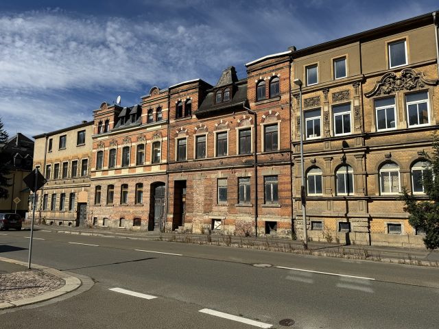 Blick auf das Verkaufsobjekt und die Umgebung - Leerstehendes, stark sanierungsbedürftiges Mehrfamilienhaus **etwa 1,5 km vom Schloss Netzschkau entfernt**