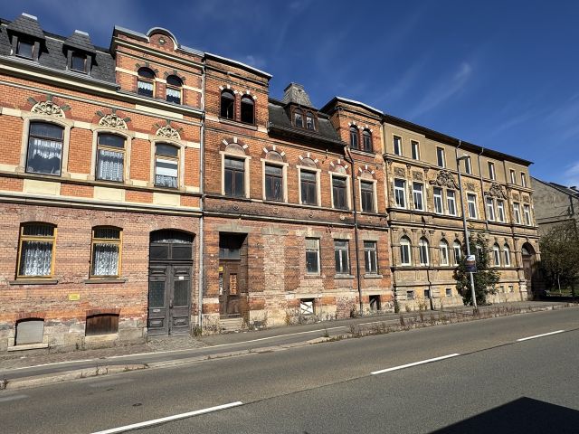 Verkaufsobjekt und Umgebung - Leerstehendes, stark sanierungsbedürftiges Mehrfamilienhaus **etwa 1,5 km vom Schloss Netzschkau entfernt**