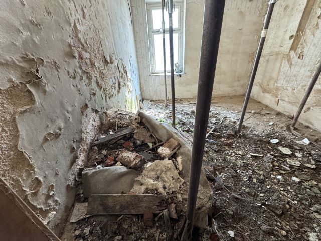 Innenansicht - Leerstehendes, stark sanierungsbedürftiges Mehrfamilienhaus **etwa 1,5 km vom Schloss Netzschkau entfernt**