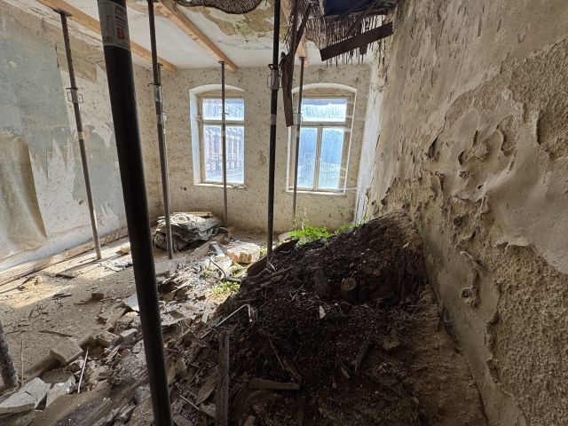 Innenansicht - Leerstehendes, stark sanierungsbedürftiges Mehrfamilienhaus **etwa 1,5 km vom Schloss Netzschkau entfernt**
