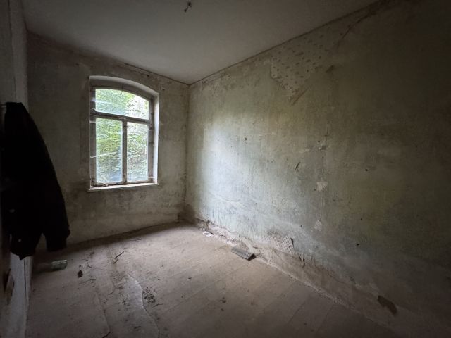 Innenansicht - Leerstehendes, stark sanierungsbedürftiges Mehrfamilienhaus **etwa 1,5 km vom Schloss Netzschkau entfernt**