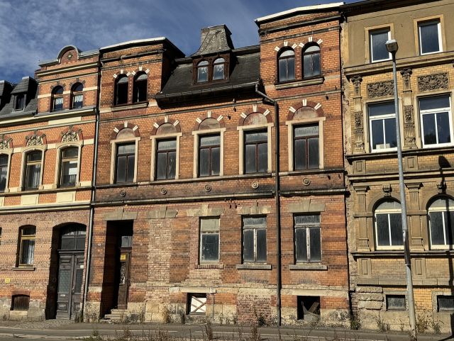Gebäudefront und angrenzende Nachbarbebauung - Leerstehendes, stark sanierungsbedürftiges Mehrfamilienhaus **etwa 1,5 km vom Schloss Netzschkau entfernt**