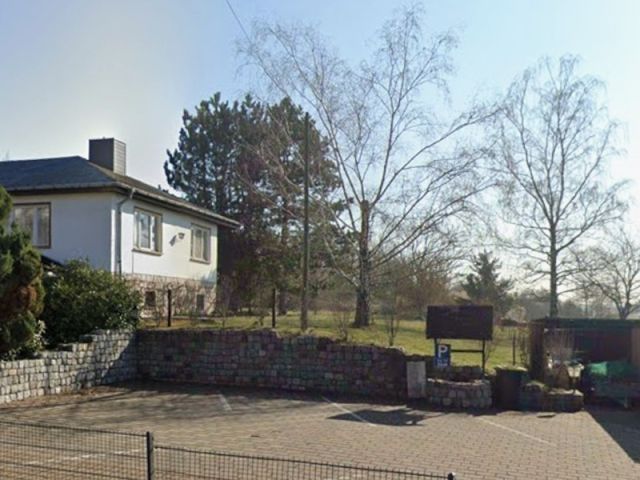 Blick auf Umgebung Richtung dahinterliegende Verkaufsfläche - Garten-/Grünlandfläche hinter Wohnbebauung im Salzlandkreis ** lt. FNP Wohnbaufläche