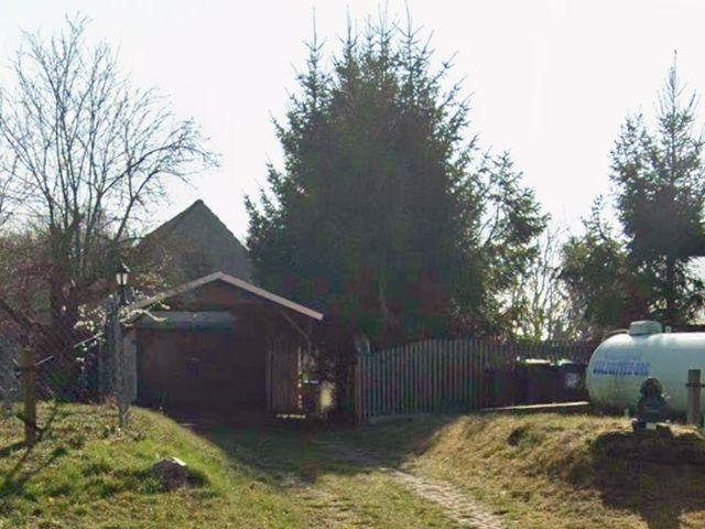 Blick auf Umgebung Richtung dahinterliegende Verkaufsfläche und auf das überbauende Gebäude - Garten-/Grünlandfläche hinter Wohnbebauung im Salzlandkreis ** lt. FNP Wohnbaufläche