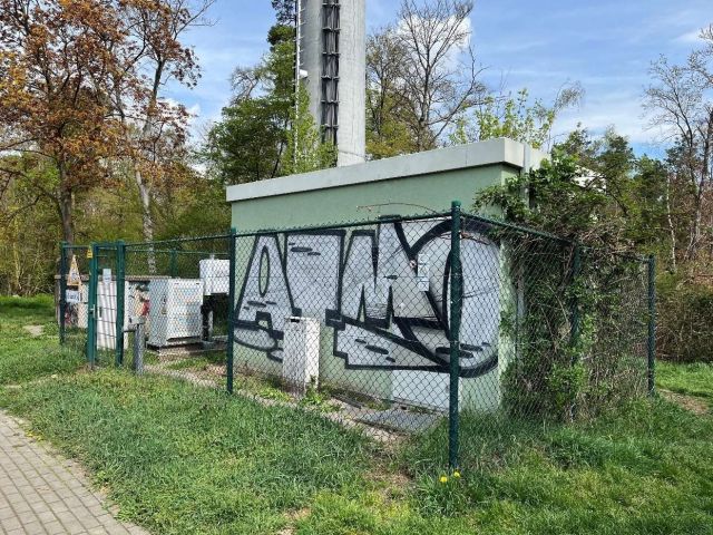 Blick auf den verpachteten mit dem Antennenmast und den technischen Anlagen - Grundstück mit verpachtetem Grund/Boden für einen Mobilfunkmast & etwa 2 ha Wald an der A67 *vor den Toren von Frankfurt/Main*