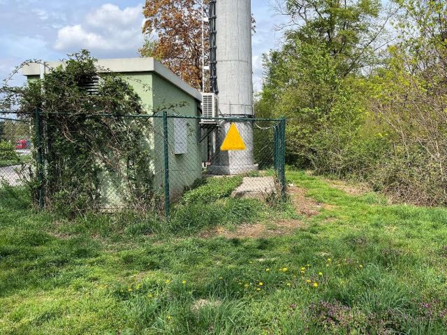 Blick auf den verpachteten mit dem Antennenmast und den technischen Anlagen - Grundstück mit verpachtetem Grund/Boden für einen Mobilfunkmast & etwa 2 ha Wald an der A67 *vor den Toren von Frankfurt/Main*